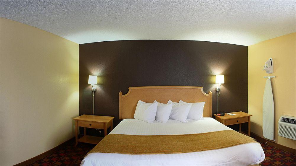 Quality Inn Hall Of Fame Canton Exterior photo