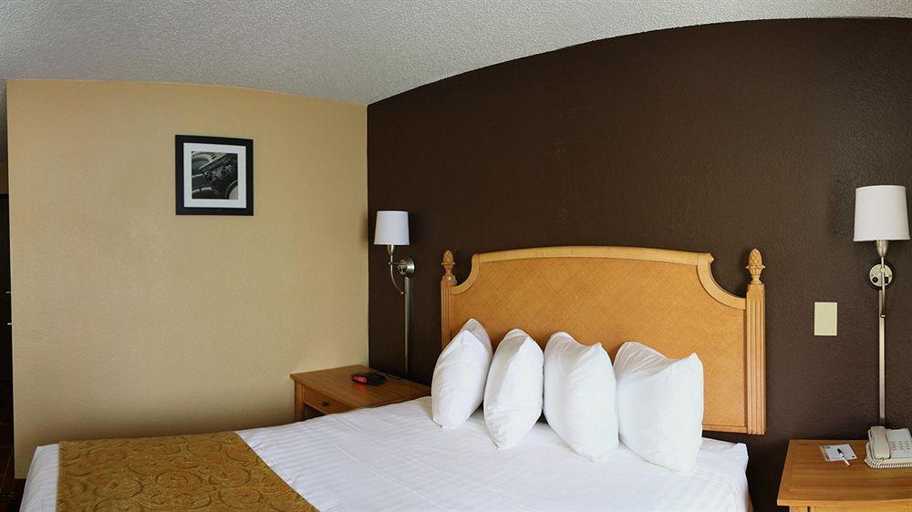 Quality Inn Hall Of Fame Canton Exterior photo