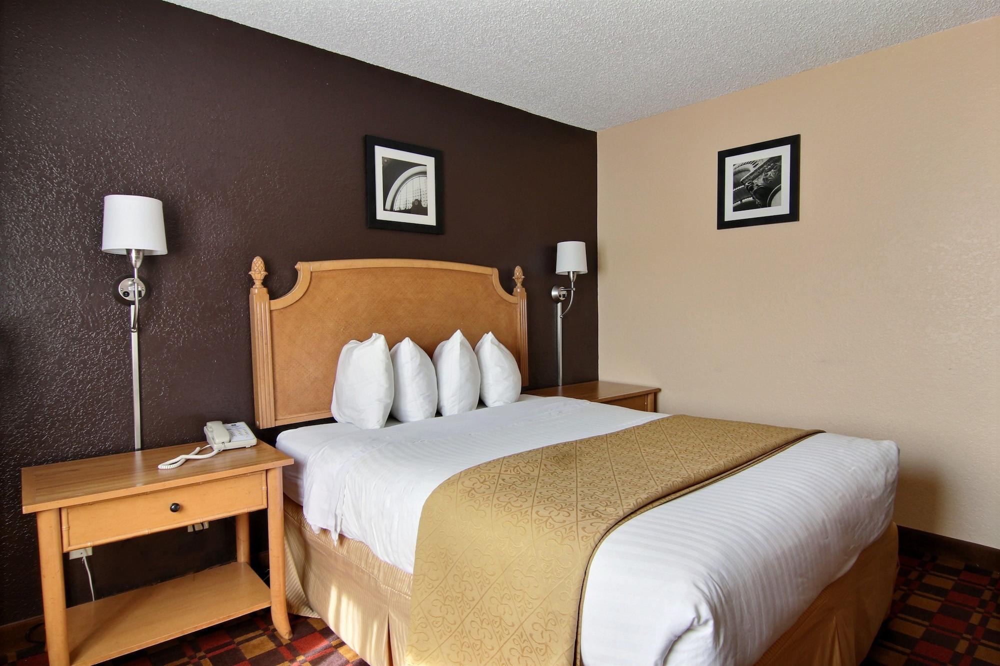 Quality Inn Hall Of Fame Canton Exterior photo