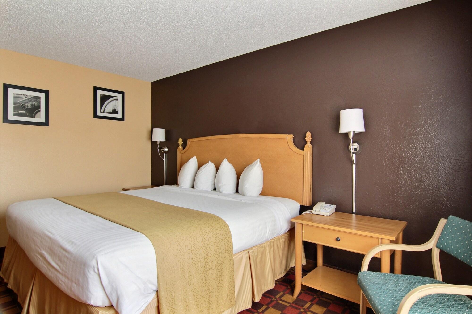 Quality Inn Hall Of Fame Canton Exterior photo