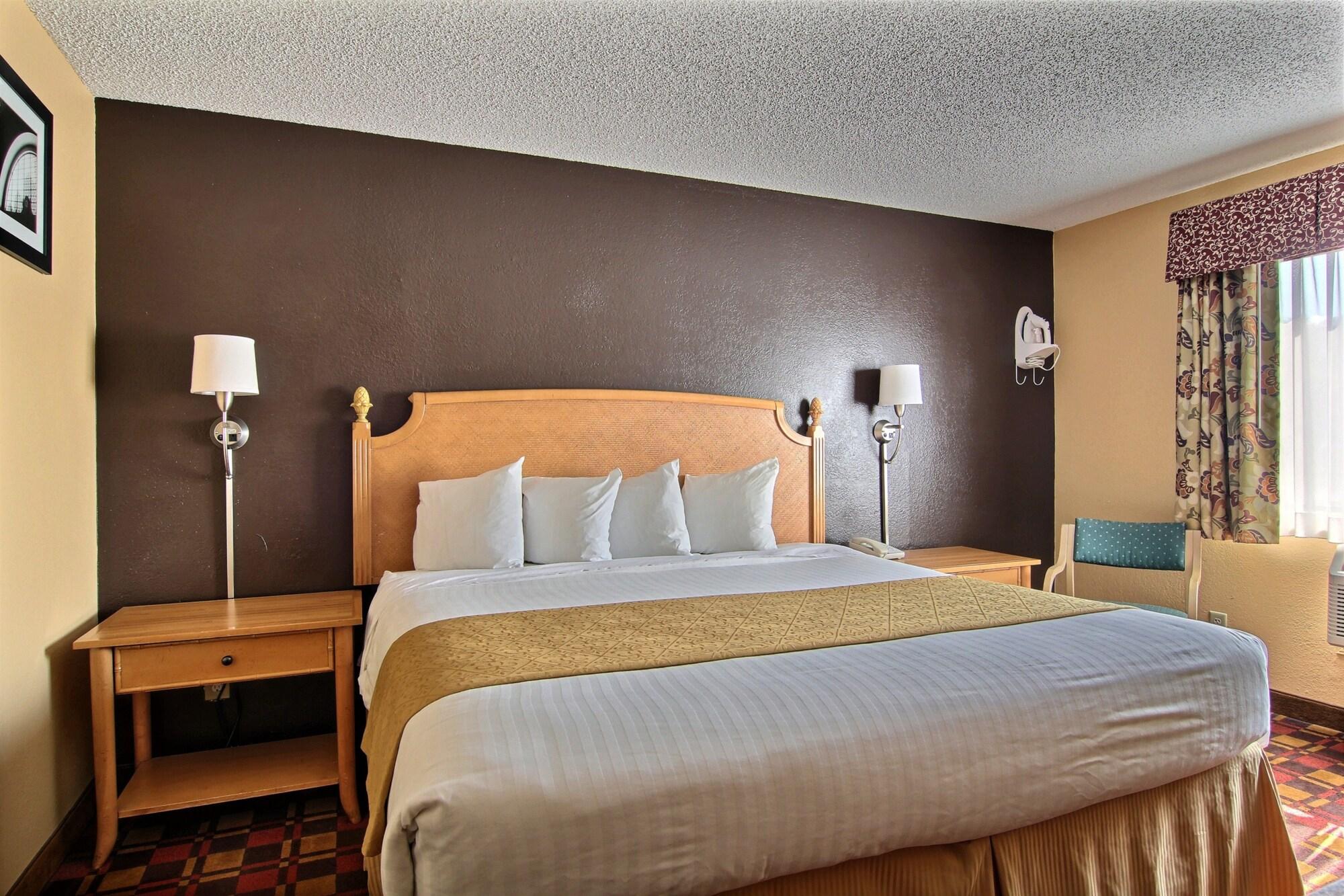 Quality Inn Hall Of Fame Canton Exterior photo