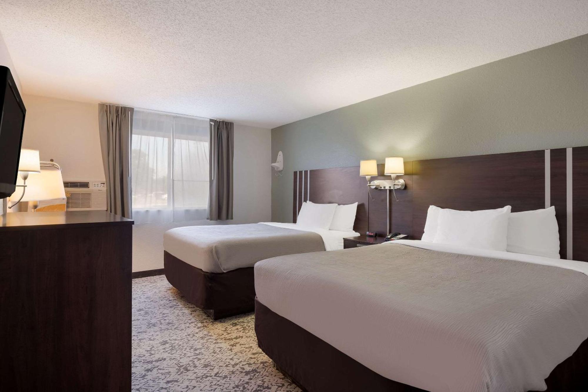 Quality Inn Hall Of Fame Canton Exterior photo